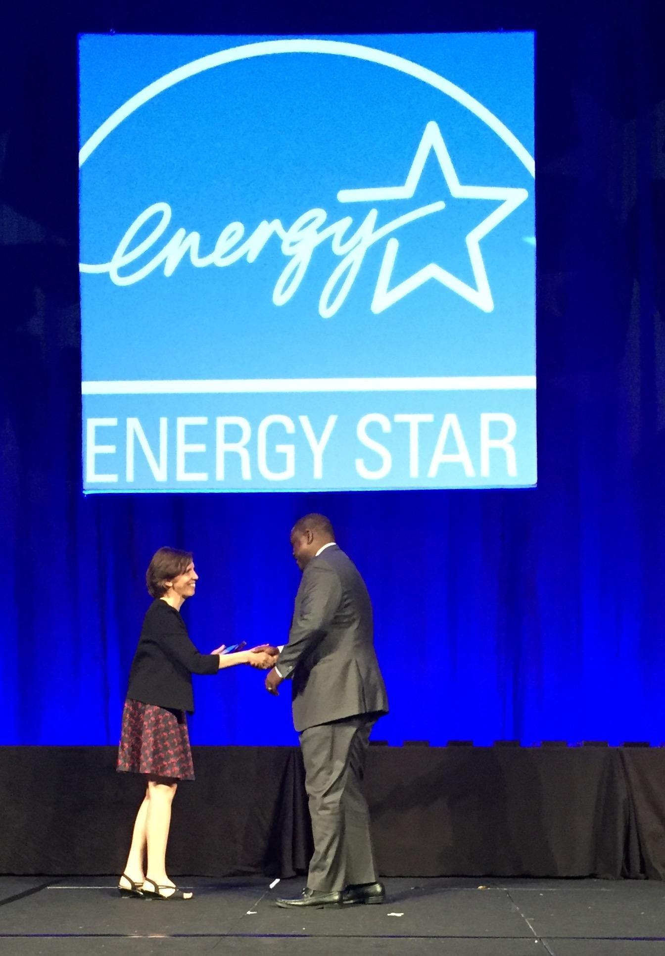 Bill Lacey, President and Chief Executive Officer of GE Lighting, and other members of the GE Lighting team accept the 2017 ENERGY STAR Partner of the Year Award.