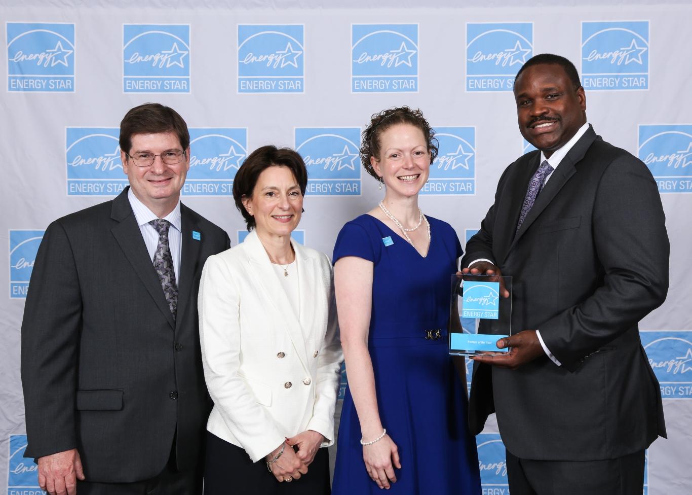 Bill Lacey, President and Chief Executive Officer of GE Lighting, and other members of the GE Lighting team accept the 2017 ENERGY STAR Partner of the Year Award.