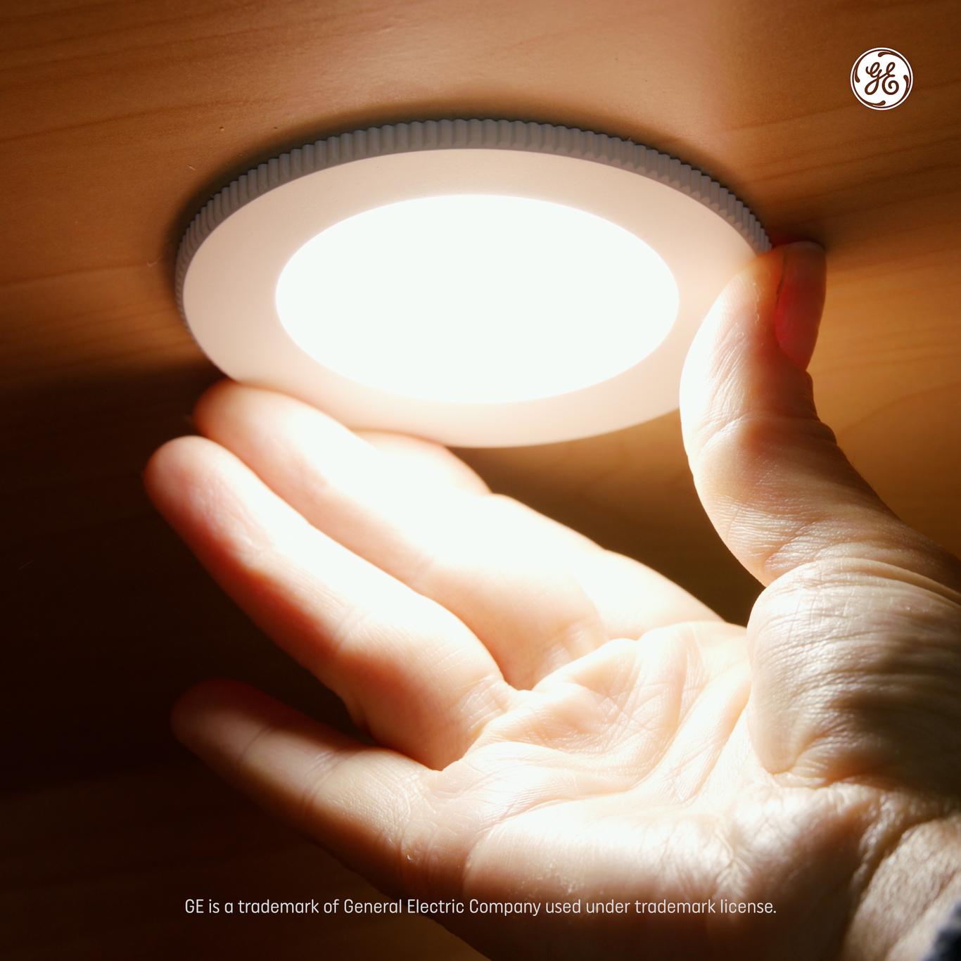 GE BatteryPowered Puck Lights LED 3.1in Cool White Fixtures (6Pack)