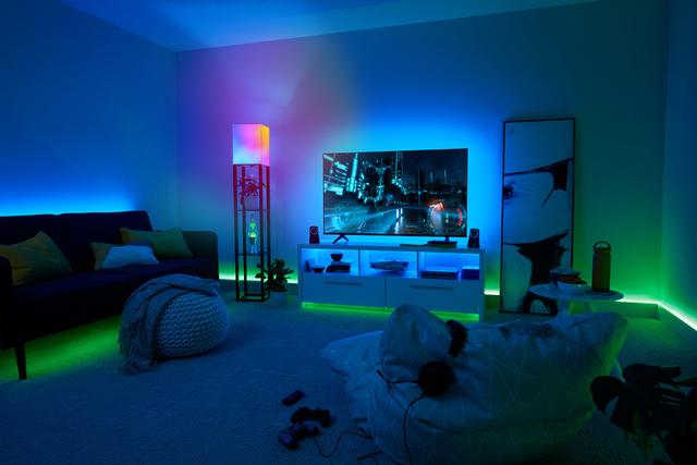 Dynamic Effects Smart bulb in floor lamp