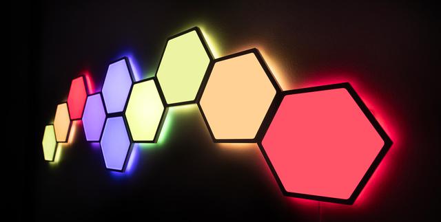 Panneaux hexagonaux intelligents à effets dynamiques en couleur