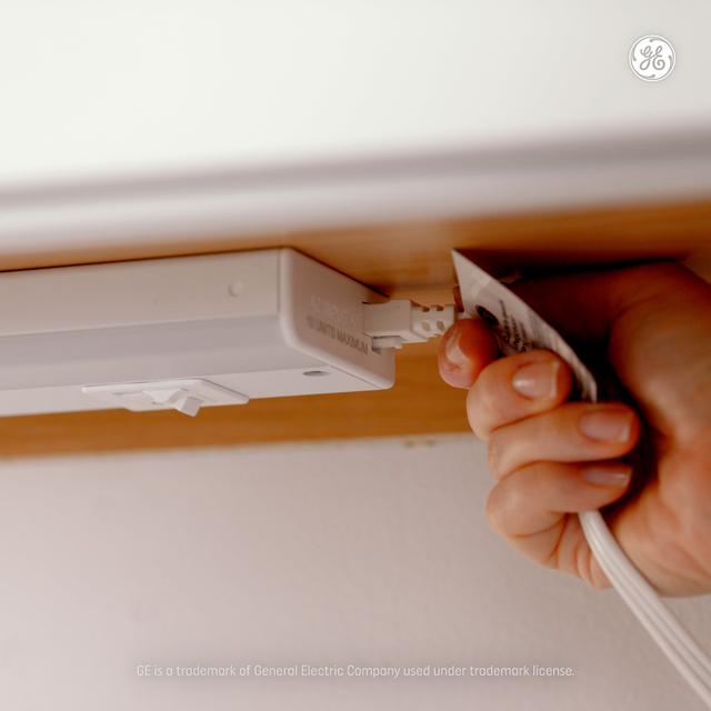 GE Undercabinet LED 3-Color 13W LED Plug-in & Direct Wire 18in Linkable Integrated Light Fixture