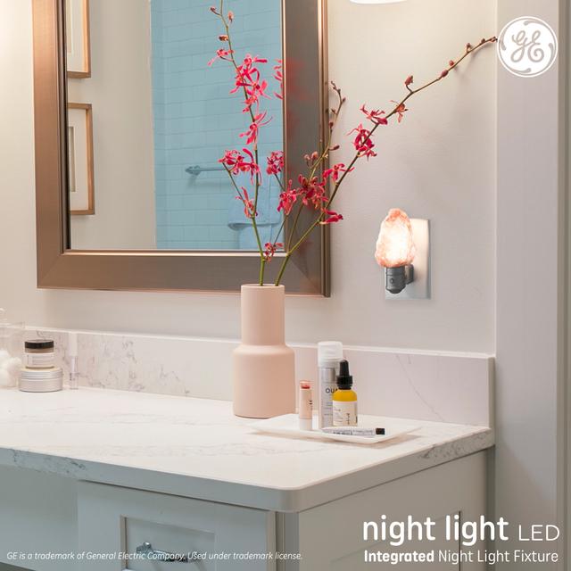 GE Night Light LED Himalayan Salt Color-Changing Decorative Plug-in Fixture (1-Pack)